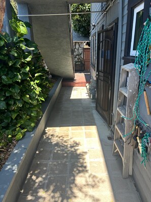 Exterior detail - PRIVATE APARTMENT NEAR THE BEACH, BARS, AND RESTAURANTS (Long Beach)