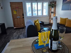 Living area - PRIVATE APARTMENT NEAR THE BEACH, BARS, AND RESTAURANTS (Long Beach)