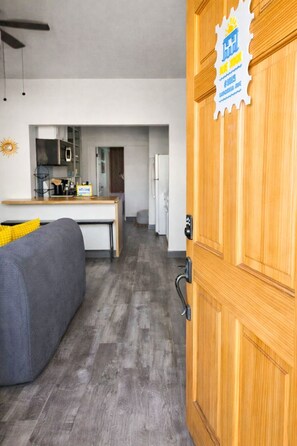Interior - PRIVATE APARTMENT NEAR THE BEACH, BARS, AND RESTAURANTS (Long Beach)
