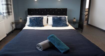 Stylish 3 bedroom Wigan House sleeps 7