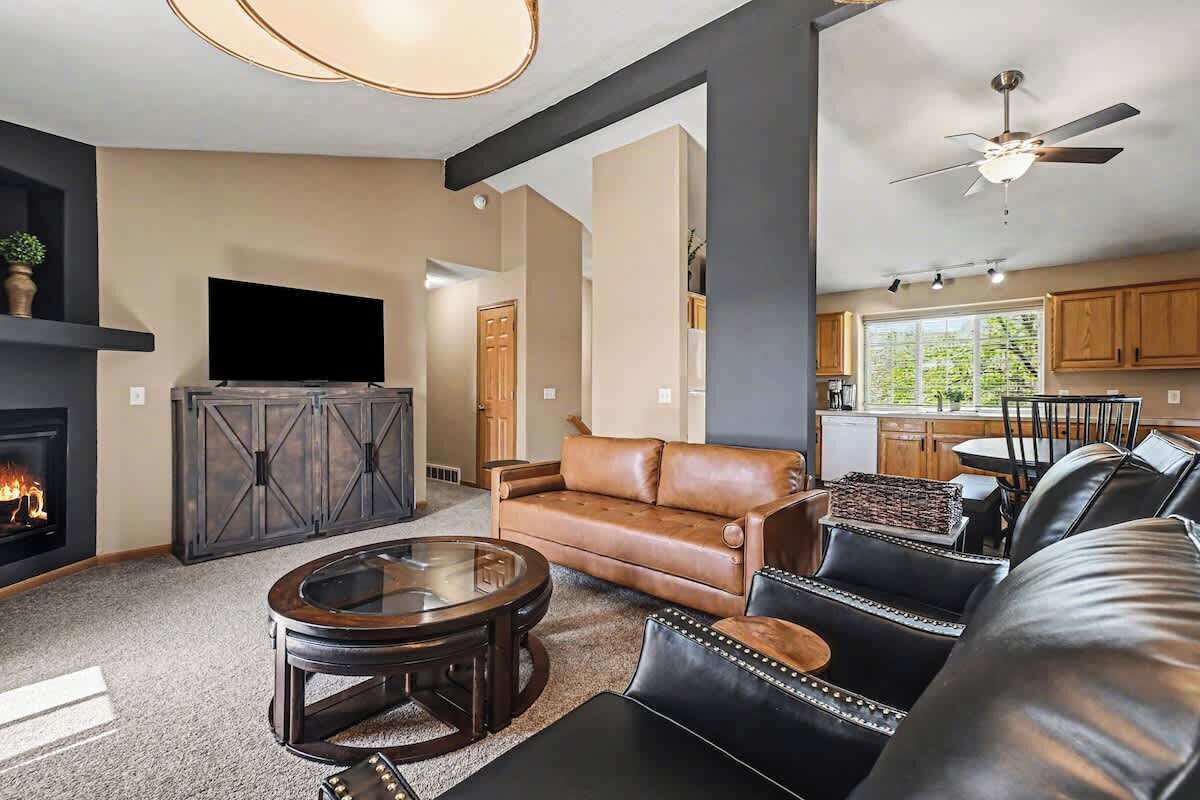 Designer 4br Retreat | Sleeps 10 | 2 Car Garage - Two Rivers State Recreation Area, Waterloo