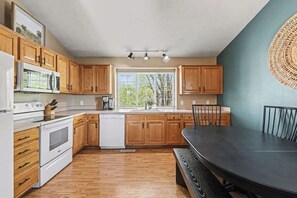 Wasserkocher mit Kaffee-/Teezubehör, Kühlschrank, Mikrowelle, Ofen