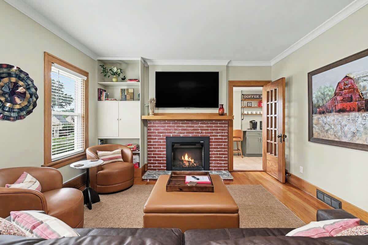 Televisión, chimenea y oficina 