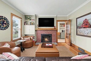 Fernseher, Kamin, Arbeitsbereiche