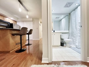 Apartamento elite, várias camas, para não fumantes, banheiro privativo | Banheiro | Secador de cabelo, toalhas de banho, sabonete, shampoo