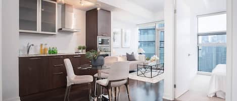 Departamento urbano, varias camas, para no fumadores, baño privado | Cocina privada | Cafetera y tetera, refrigerador con congelador, microondas y horno