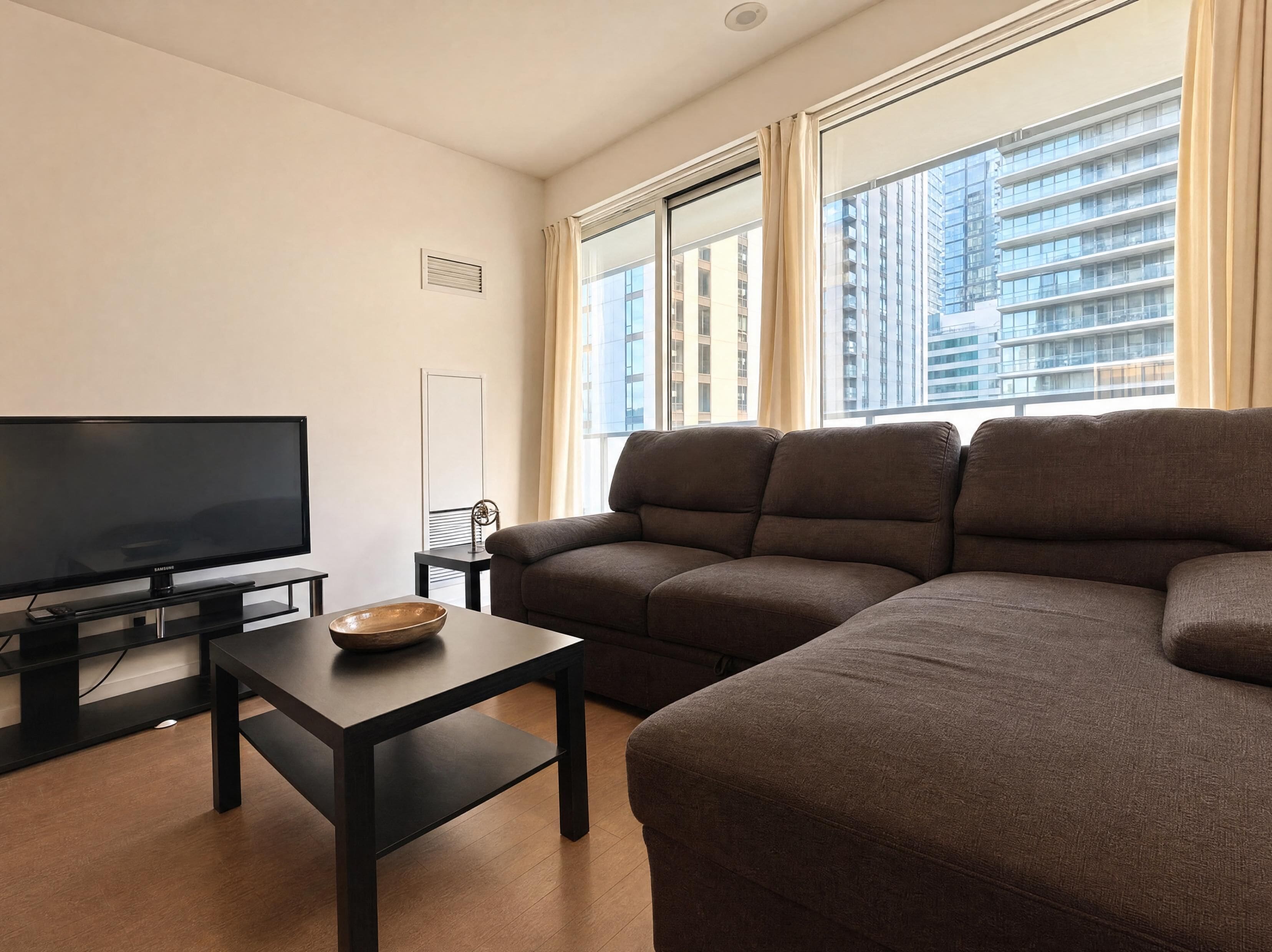 Apartamento superluxo, 1 cama Queen e sofá-cama, para não fumantes, banheiro privativo | Área de estar | TV 50 polegadas com canais digitais