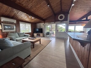 TV - Beachfront Property Near Twin Rocks (Rockaway Beach)
