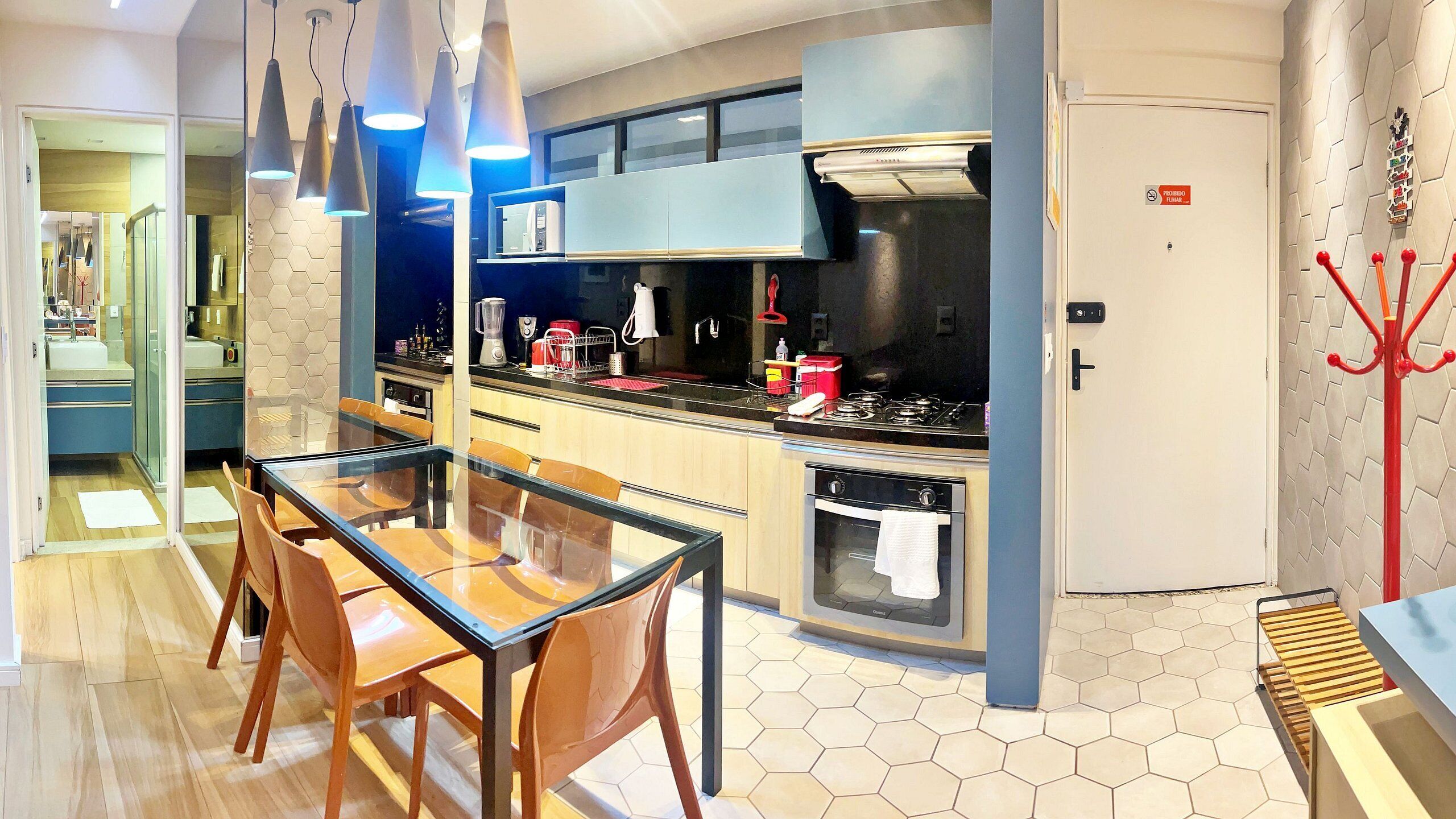 Une cuisine moderne avec un coin repas, une cuisinière et un four à micro-ondes.