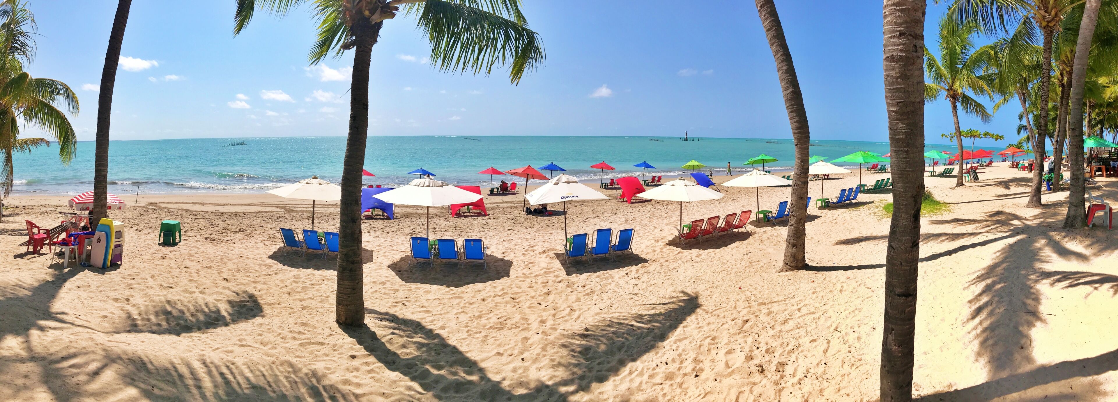 Di pantai, pasir putih 