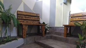 Un escalier agrémenté de bancs en bois et de plantes en pot.