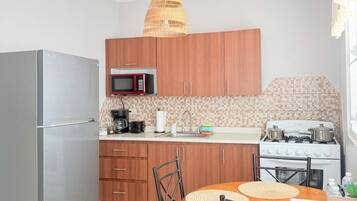 Coffee/tea maker, fridge, microwave, oven