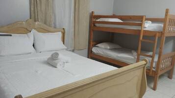 2 slaapkamers, een strijkplank/strijkijzer, reisbedje, gratis wifi