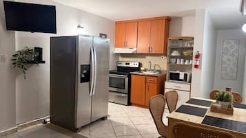 Coffee/tea maker, microwave, oven, stovetop