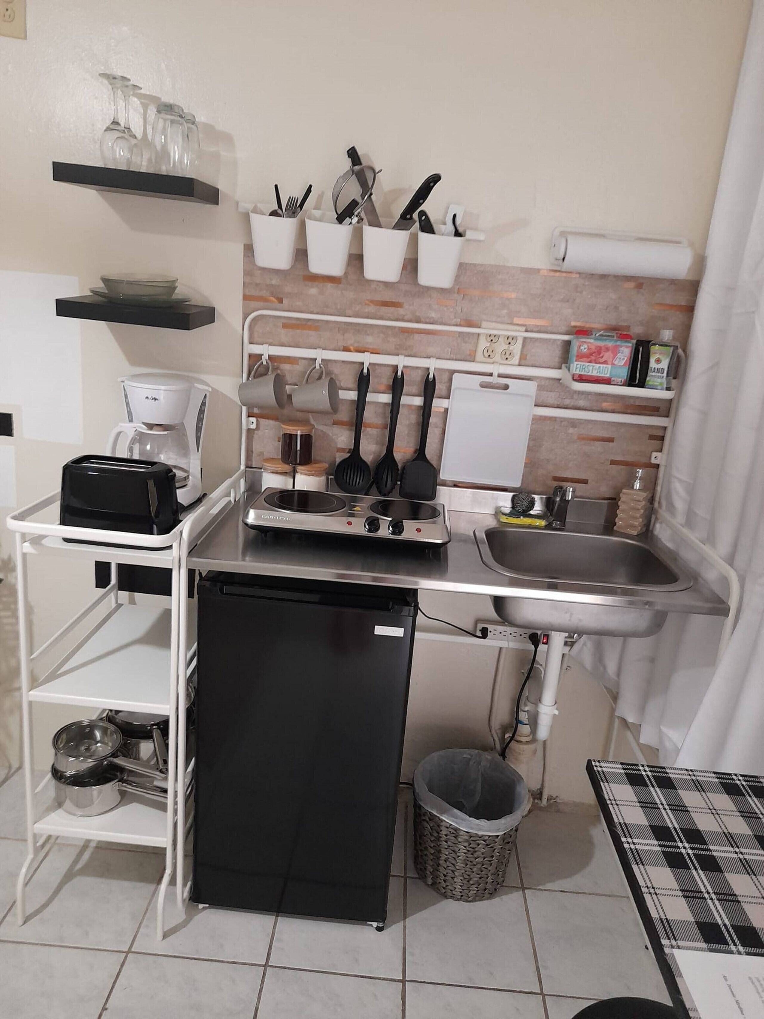 Coffee/tea maker, fridge, stovetop, toaster