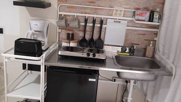 Coffee/tea maker, fridge, stovetop, toaster