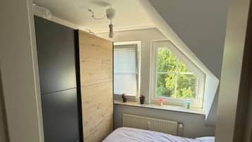 Quarto quádruplo, para não fumantes, vista para a colina | Wi-Fi de cortesia