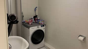 Quarto quádruplo, para não fumantes, vista para a colina | Banheiro | Secador de cabelo