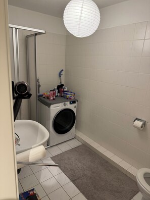 Quadruple Room, Non Smoking, Hill View | Bilik Mandi | Pengering rambut 
