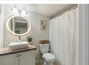 Sèche-cheveux, bidet, serviettes fournies, savon