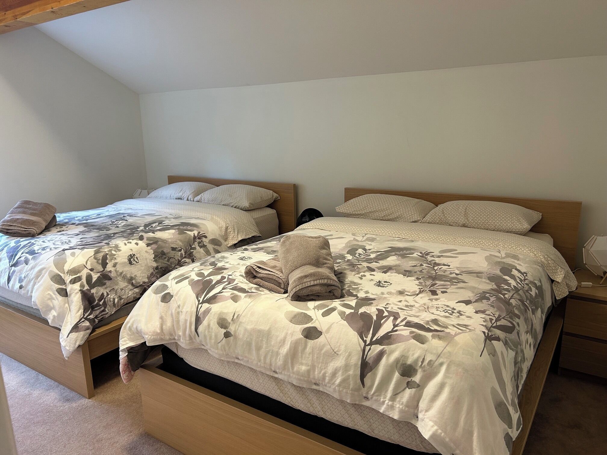 4 bedrooms, iron/ironing board, internet, bed sheets