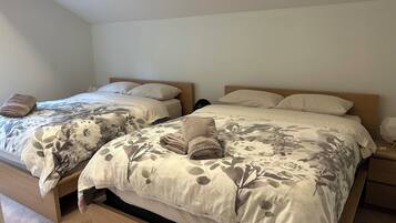 4 bedrooms, iron/ironing board, internet, bed sheets