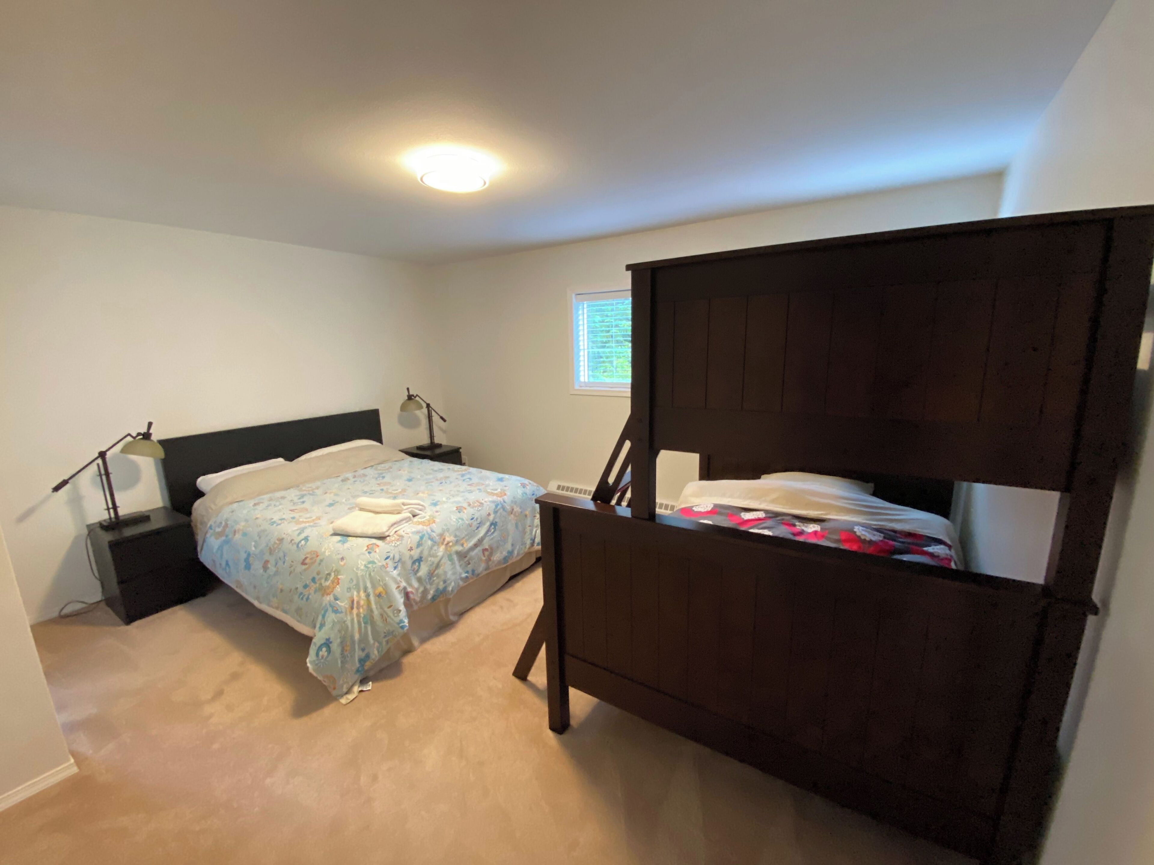 Iron/ironing board, internet, bed sheets