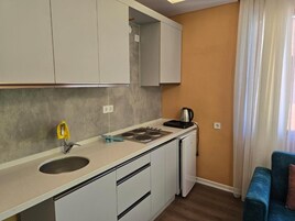 Apartamento, 2 quartos, sacada, vista para o rio | Cozinha privada | Geladeira, cooktop, talheres/pratos/utensílios de cozinha