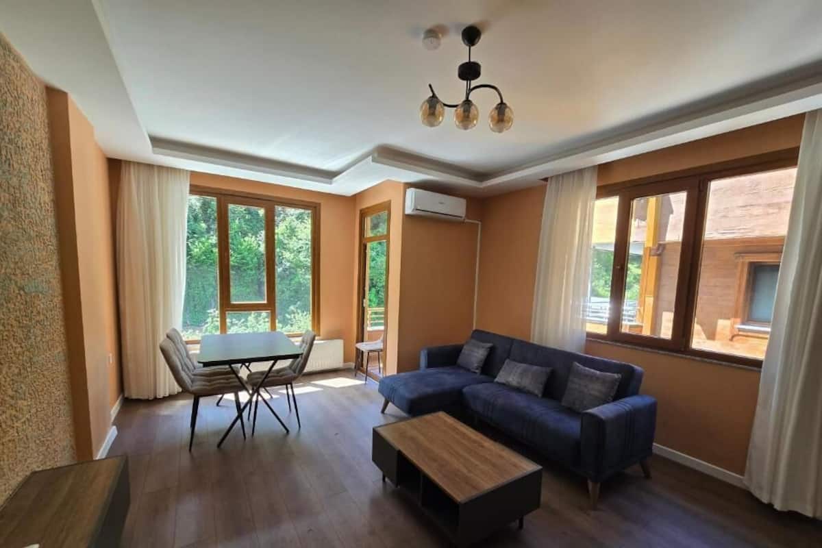 Departamento, 2 habitaciones, balcón, vista a la ciudad | Área de sala de estar