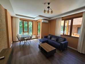Appartement, 2 slaapkamers, balkon, uitzicht op de stad | Woonruimte