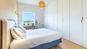 Ein Schlafzimmer mit einem Bett, einem Schreibtisch und einem Kleiderschrank.