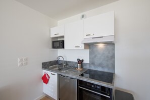 Kühlschrank, Mikrowelle, Ofen, Kochgeschirr/Geschirr/Besteck