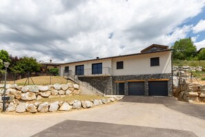 A modern two-story house with a stone facade, a front staircase, and a garage. - L’Échappée Cerdane - Jolie maison pyrénéenne (Saillagouse)