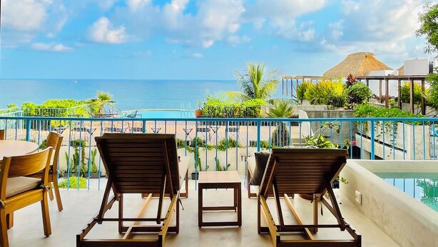 A balcony with lounge chairs and a pool, overlooking the sea. - Casa Mamita | Spectacular ocean view | Terrace with private hot tub and pool (Puerto Escondido)