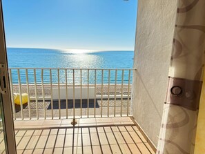 Interior - Studio right on the water, direct access to the beach, terrace, parking (Olmeto)
