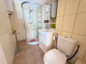 Towels, toilet paper - Studio right on the water, direct access to the beach, terrace, parking (Olmeto)