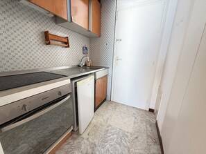 Private kitchen - Studio right on the water, direct access to the beach, terrace, parking (Olmeto)