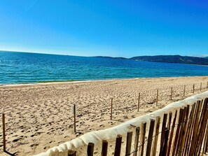 Beach - Studio right on the water, direct access to the beach, terrace, parking (Olmeto)