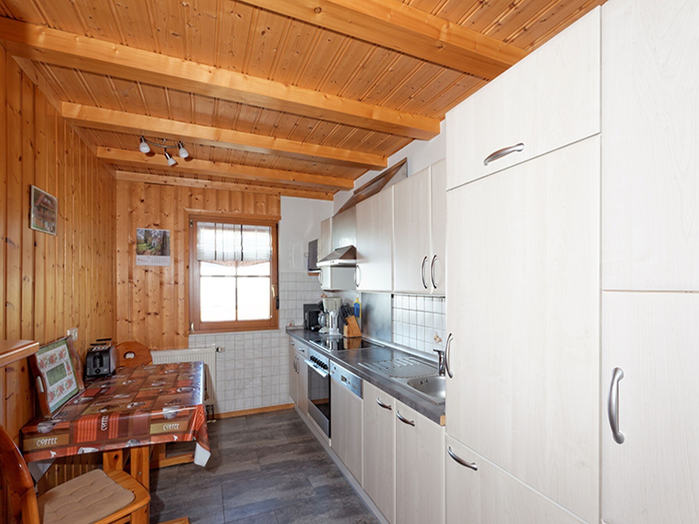 Wasserkocher mit Kaffee-/Teezubehör, Kühlschrank, Mikrowelle, Ofen