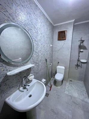 Apartment, 2 Schlafzimmer, barrierefrei, Gartenblick | Badezimmer