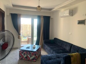 Apartment, 2 Schlafzimmer, barrierefrei, Gartenblick | Wohnzimmer