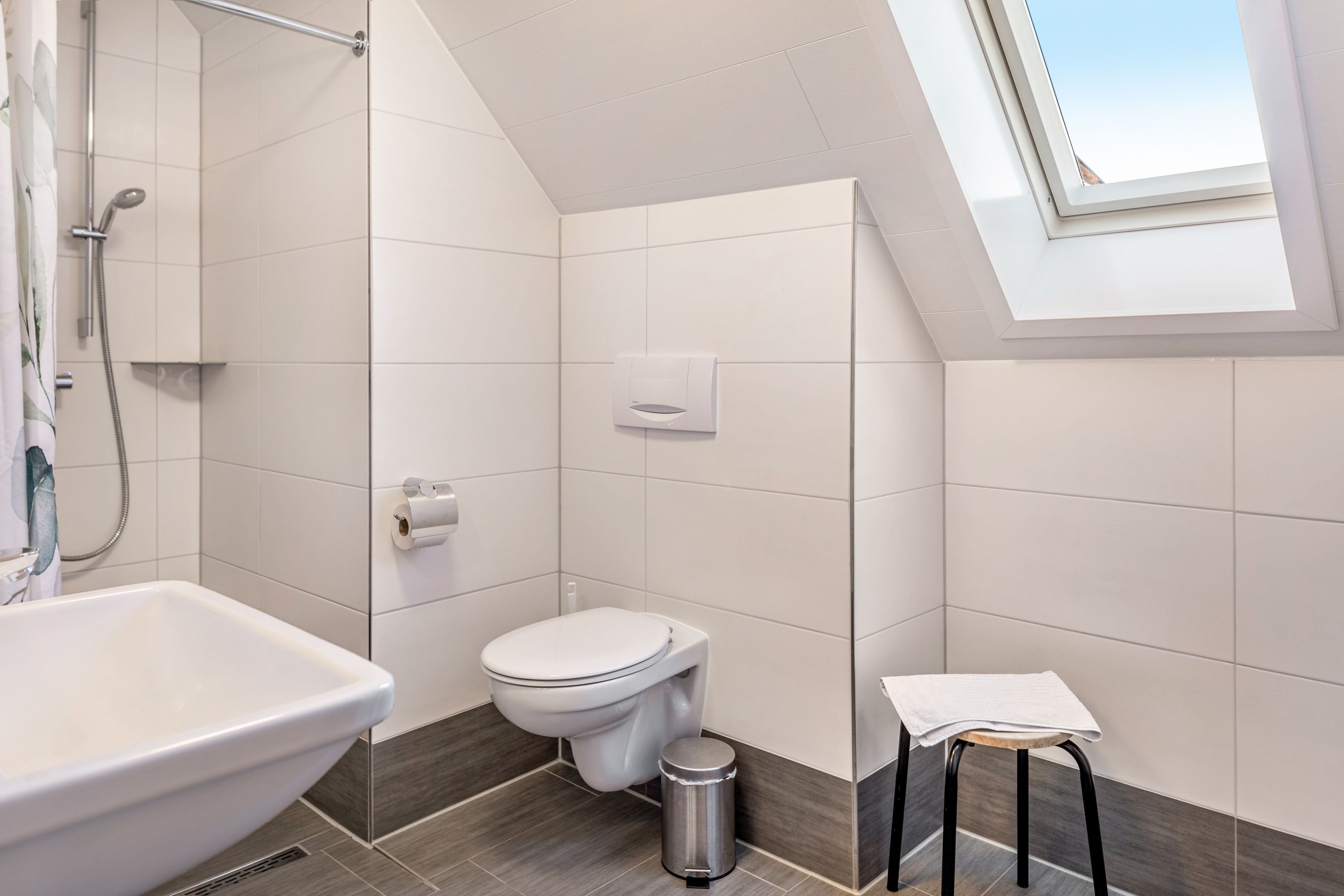 Ein modernes Badezimmer mit Dusche, Toilette und Waschbecken.