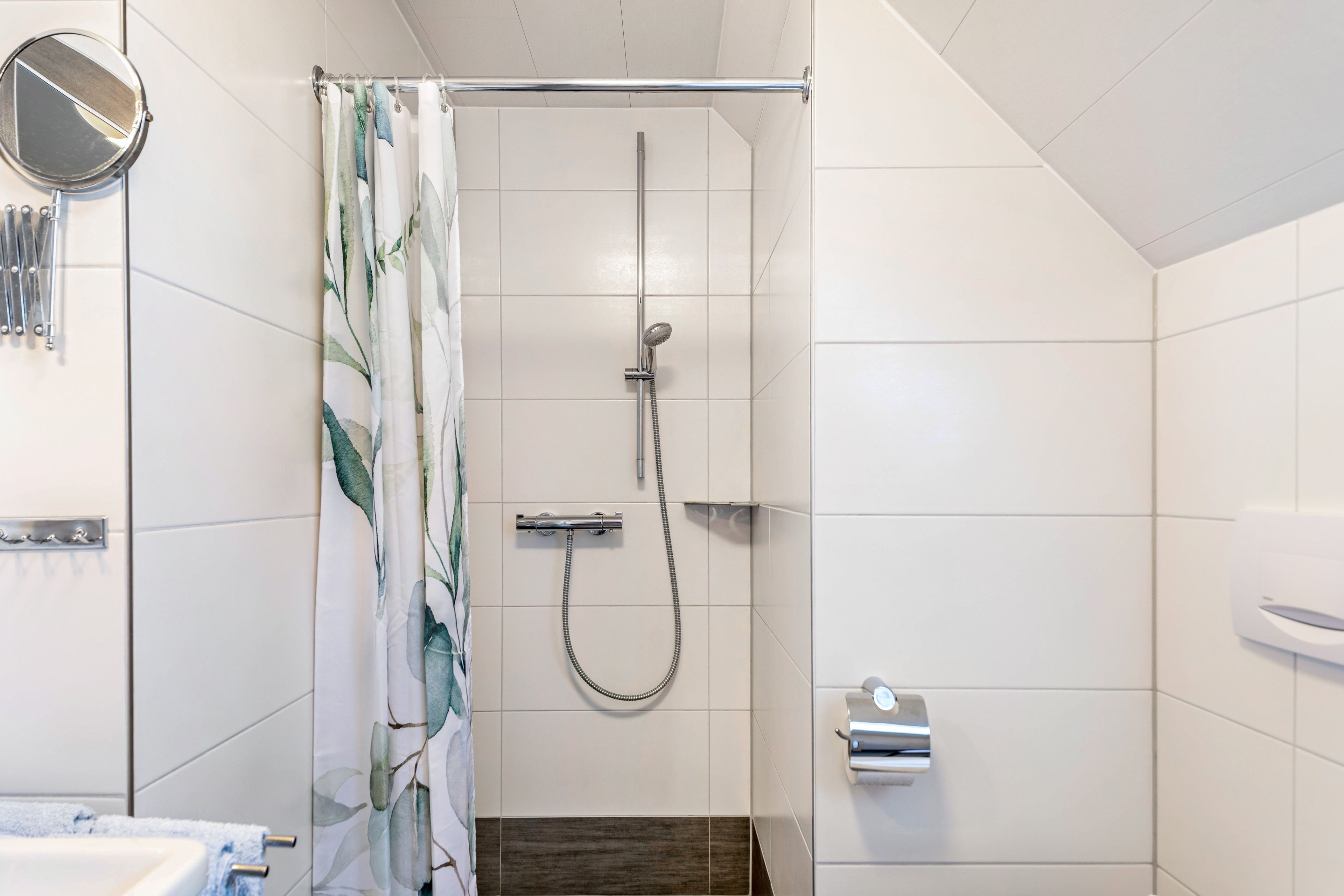 Ein Badezimmer mit Dusche, Toilette und Waschbecken.