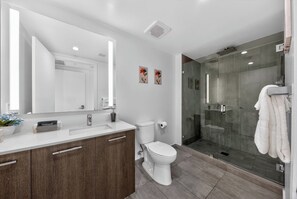Een douche, een haardroger, handdoeken, zeep