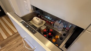 Une cuisine équipée d’une cuisinière intégrée, d’un four à micro-ondes et d’un tiroir doté d’une poignée en forme de corde.