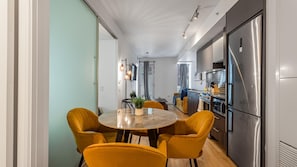 Room | Dining - Dundas Square Gardens (Toronto)