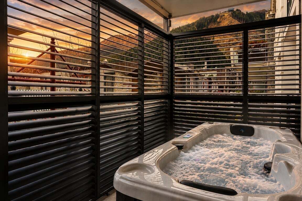 Indoor spa tub