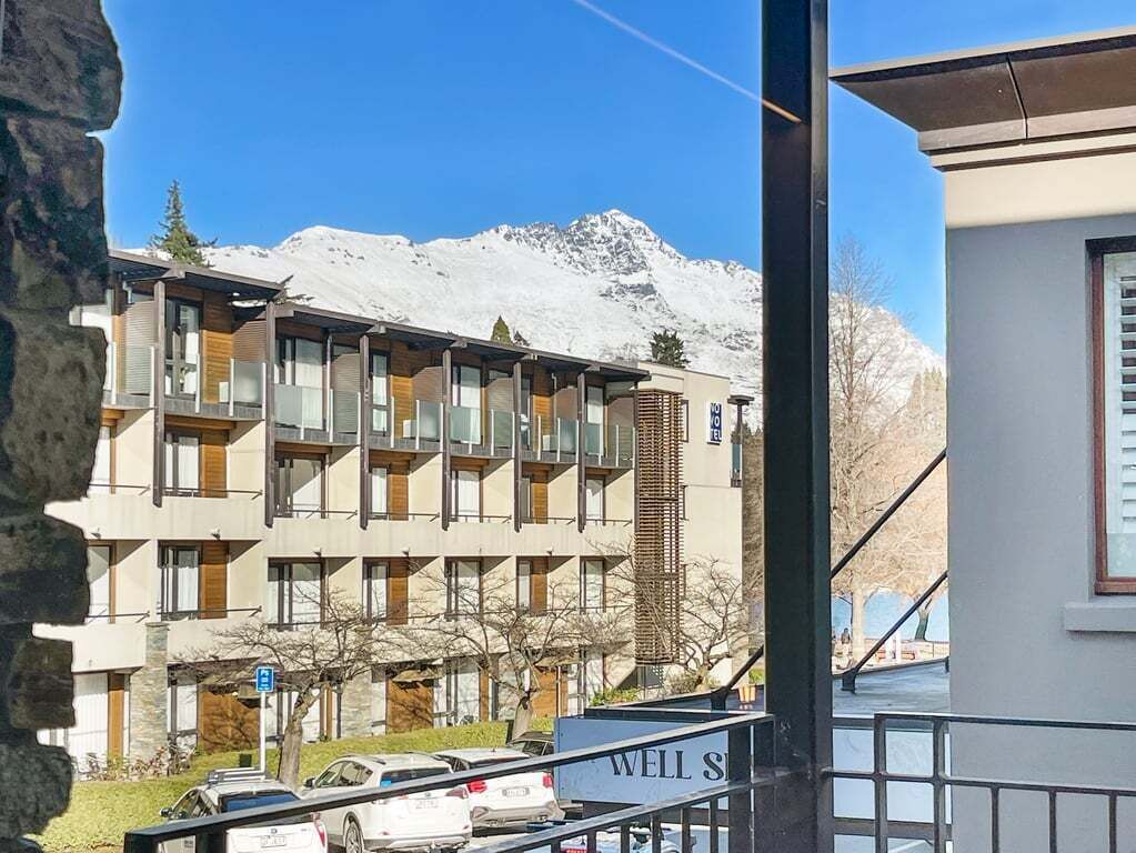 Ein mehrstöckiges Hotel mit Blick auf einen gletscherbedeckten Berg.