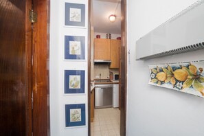 A kitchen with a dishwasher, stove, and cabinets. - Il Pulcino della Pavona - sea view and garden (Monterosso al Mare)