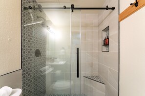 Dusche, Haartrockner, Handtücher